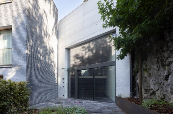 Sitzplatz vor der Atelierwohnung Seeseite