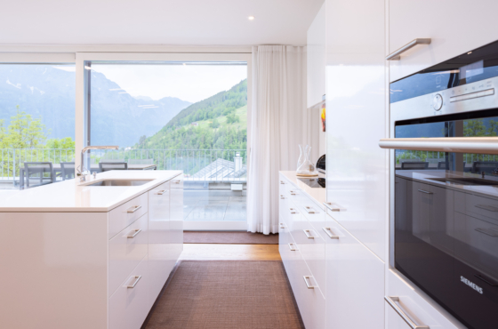 Küche mit Blick Richtung Terrasse Attikageschoss