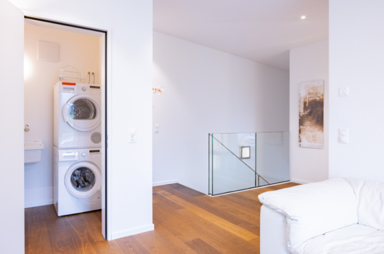 Waschraum und Treppe ins Obergeschoss