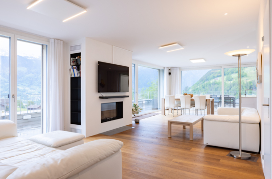 Wohn- und Esszimmer mit Cheminée Attikageschoss