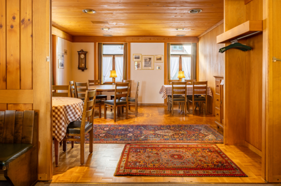 Stübli im Restaurant mit Schiebetür zum Saal
