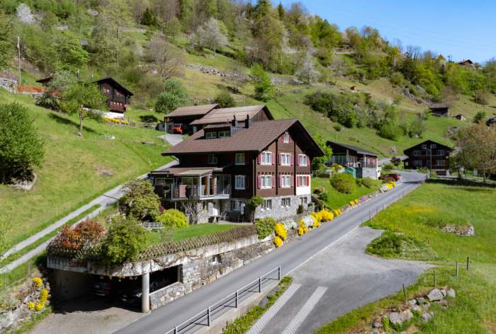 Wohnhaus mit Carport und Garage