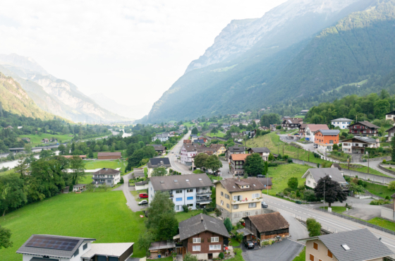 Bauland in Silenen mit Blick in die Berge