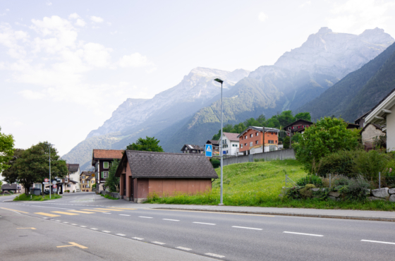 Doppelgarage und Bushaltestelle