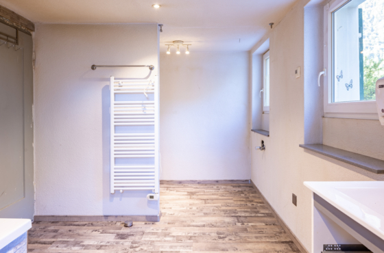 Badezimmer Wohnung mit Fenster
