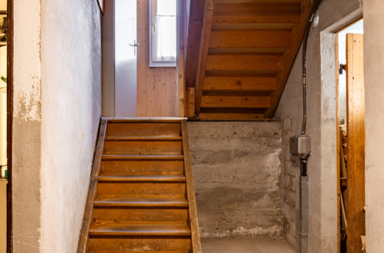 Keller im EG mit Treppenhaus zu den Wohnungen