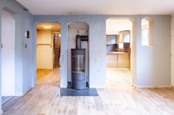 Wohnzimmer mit Blick Richtung Eingang und Küche