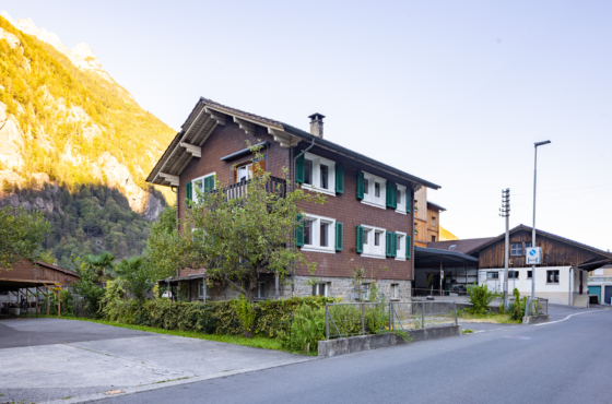Zweifamilienhaus mit Parkplatz
